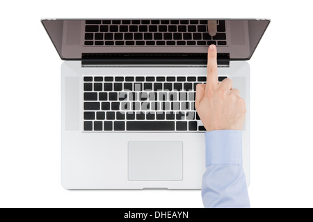 Draufsicht der modernen Netzhaut Laptop mit die Hand eines Mannes zeigt auf dem Bildschirm auf weißem Hintergrund. Stockfoto