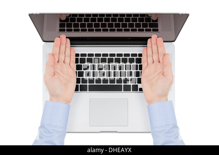 Draufsicht der modernen Netzhaut Laptop mit Hände des Mannes auf dem Bildschirm auf weißem Hintergrund gerichtet. Stockfoto