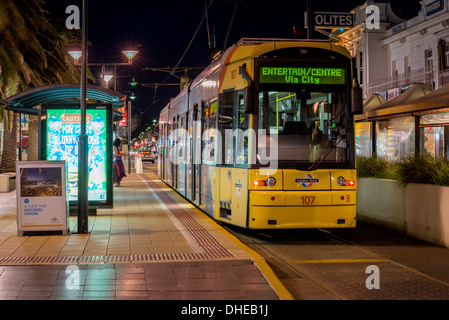 Eine Straßenbahnhaltestelle in der Jetty Road in der Nähe von Moseley Square, Glenelg, South Australia. Stockfoto