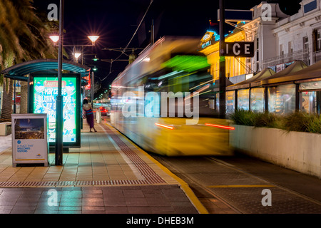 Die Tram kommt an der Jetty Road Endstation in der Nähe von Moseley Square, Glenelg, South Australia. Stockfoto