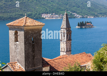 St. Nicholas Church und St. George Island in den Hintergrund, Perast, Bucht von Kotor, UNESCO World Heritage Site, Montenegro Stockfoto