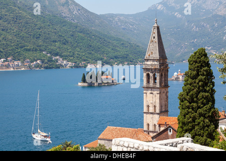 St. Nicholas Church und St. George Island in den Hintergrund, Perast, Bucht von Kotor, UNESCO World Heritage Site, Montenegro Stockfoto