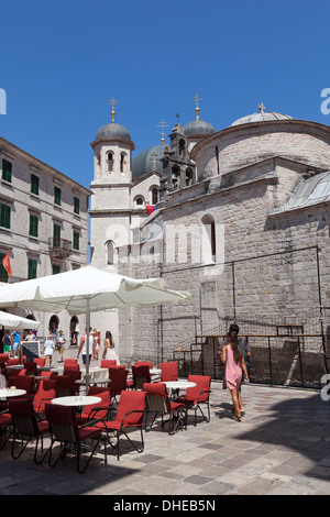 Cafés und Touristen in Domplatz, Altstadt von Kotor, UNESCO World Heritage Site, Montenegro, Europa Stockfoto