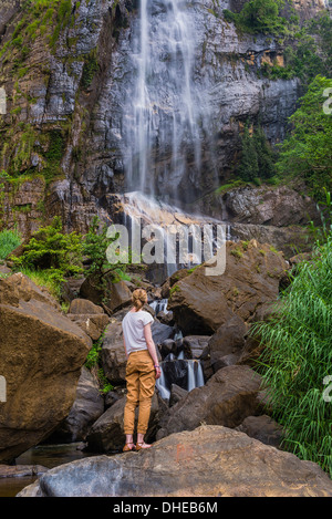 Tourist am Bambarakanda Wasserfall in der Nähe von Haputale, Sri Lanka Hill Country, Nuwara Eliya Distrikt, Sri Lanka, Asien Stockfoto