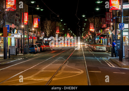Nachts in der Jetty Road Glenelg, South Australia. Stockfoto