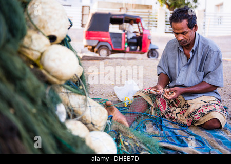 Porträt eines Fischers ausbessern seine Fischernetze in Negombo, Westküste, Sri Lanka, Asien Stockfoto