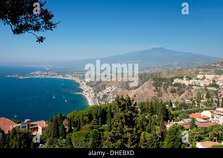 Ein Blick auf den Ätna und die Bucht von Naxos auf das Ionische Meer von das griechische Theater in Taormina, Sizilien, Italien, Mittelmeer, Europa Stockfoto