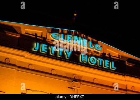 Glenelg Anlegesteg Hotel-Fassade in der Nacht in der Jetty Road in der Nähe von Moseley Square, Glenelg, South Australia. Stockfoto