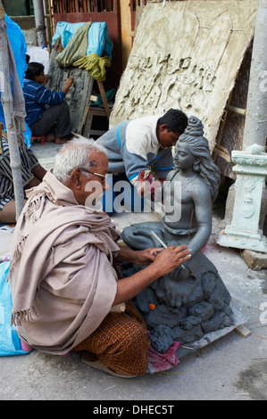 Machen Tonfiguren von einer Hindu-Göttin, Kumartulli Bezirk, Kolkata (Kalkutta), West Bengalen, Indien, Asien Stockfoto