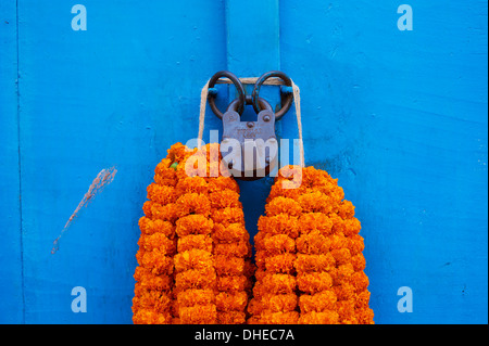 Tür, Schloss und Blumengirlanden, Kolkata (Kalkutta), West Bengalen, Indien, Asien Stockfoto