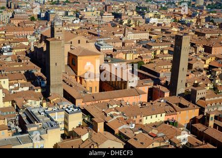 Blick über die Stadt mit den Türmen der Stadt Bologna, Emilia-Romagna, Italien, Europa Stockfoto