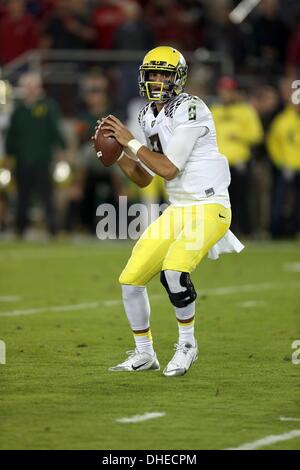 Palo Alto, CA, USA. 7. November 2013. 7. November 2013: Oregon Ducks quarterback Marcus Mariota bei einem 26-20 Pac-12 an der Stanford Kardinal in einem NCAA Football-Spiel in Stanford Stadium in Palo Alto, Kalifornien. © Csm/Alamy Live-Nachrichten Stockfoto