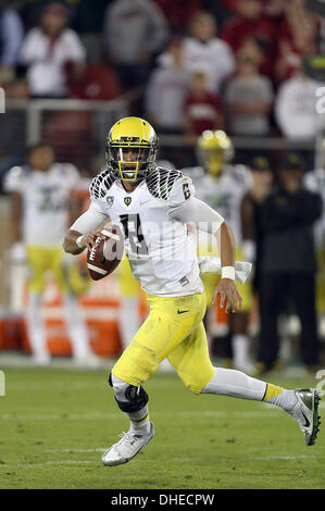 Palo Alto, CA, USA. 7. November 2013. 7. November 2013: Oregon Ducks quarterback Marcus Mariota bei einem 26-20 Pac-12 an der Stanford Kardinal in einem NCAA Football-Spiel in Stanford Stadium in Palo Alto, Kalifornien. © Csm/Alamy Live-Nachrichten Stockfoto