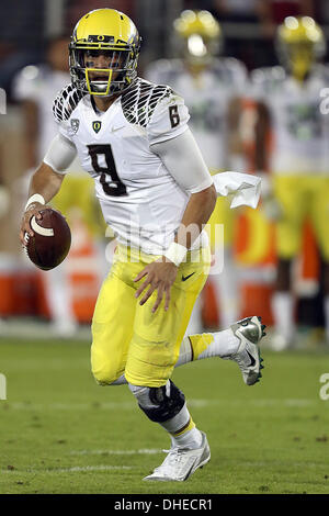 Palo Alto, CA, USA. 7. November 2013. 7. November 2013: Oregon Ducks quarterback Marcus Mariota bei einem 26-20 Pac-12 an der Stanford Kardinal in einem NCAA Football-Spiel in Stanford Stadium in Palo Alto, Kalifornien. © Csm/Alamy Live-Nachrichten Stockfoto