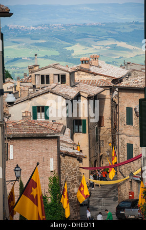 Mittelalterliche Straße, dekoriert mit Umgebung Fahnen, Montalcino, UNESCO-Weltkulturerbe, Val d ' Orcia, Toskana, Italien, Europa Stockfoto