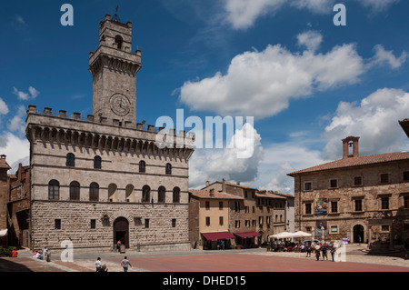 Palazza Comunale und Palazzo Tarugi auf der rechten Seite, in der Piazza Grande, Montepulciano, Val d ' Orcia, Toskana, Italien links Stockfoto