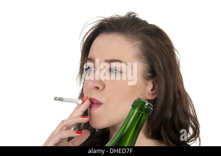 Frau mit Zigarette und Alkohol Stockfoto