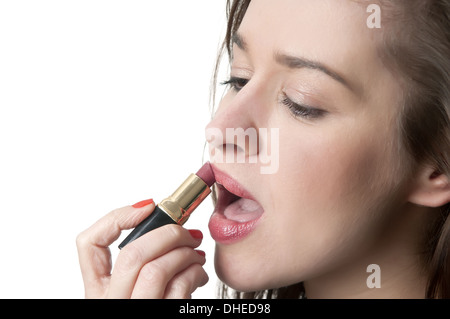 Frau Auftragen von Lippenstift Stockfoto