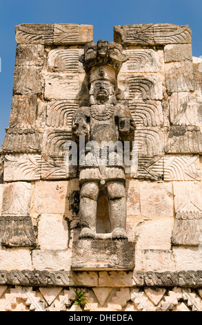 Stein gehauen Atlantes Zahlen auf der Rückseite der Maya-Ruinen von El Palacio de Las Mascarones bei Kabah in Yucatan, Mexiko Stockfoto