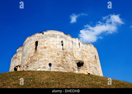 Weiße Wolken am blauen Himmel oben Cliffords Tower, City of York, Yorkshire, England, Vereinigtes Königreich, Europa Stockfoto