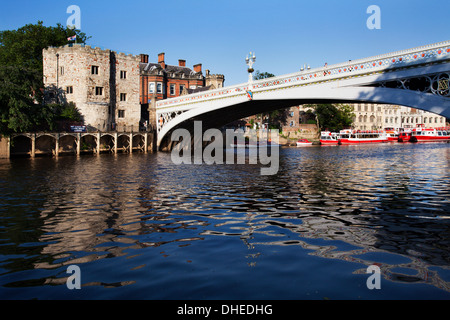 Lendal Turm und Lendal Brücke über den Fluss Ouse, City of York, Yorkshire, England, Vereinigtes Königreich, Europa Stockfoto