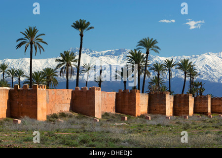 Die alten Stadtmauern und Schnee begrenzt Atlasgebirge, Marokko, Nordafrika, Afrika Stockfoto