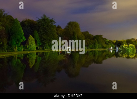 Malerische Ausblicke auf Helston und Helston Boating Lake in der Nacht.  Bob Sharples/Alamy Stockfoto