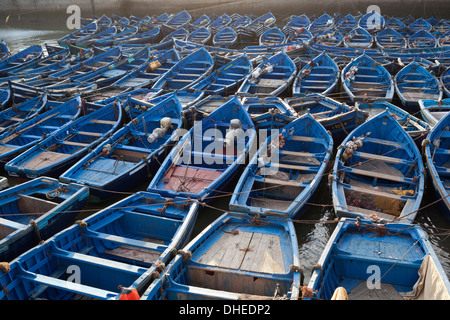 Traditionelle blaue Fischerboote im Hafen von Essaouira, Atlantik-Küste, Marokko, Nordafrika, Afrika Stockfoto
