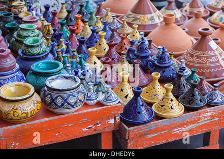 Eine Straße Verkäufer waren, einschließlich Tajines und Ton Töpfe in der Nähe der Kasbah, Marrakesch, Marokko, Nordafrika, Afrika Stockfoto