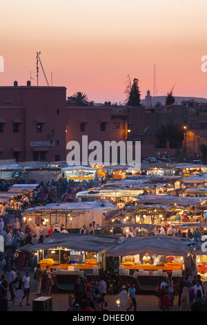 Imbissbuden in der Jemaa El Fna bei Sonnenuntergang, Marrakesch, Marokko, Nordafrika, Afrika Stockfoto