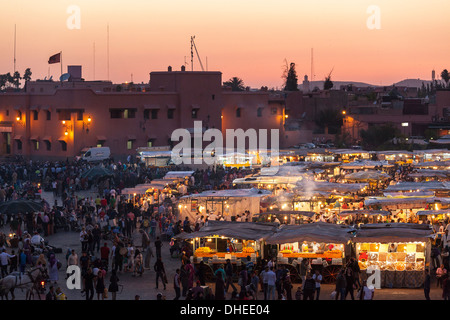 Imbissbuden in der Jemaa El Fna bei Sonnenuntergang, Marrakesch, Marokko, Nordafrika, Afrika Stockfoto