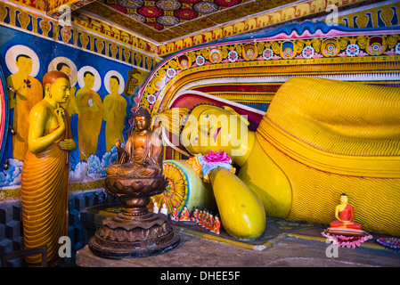 Goldenen liegenden Buddha in der Zahntempel in Kandy, UNESCO-Weltkulturerbe, Sri Lanka Stockfoto