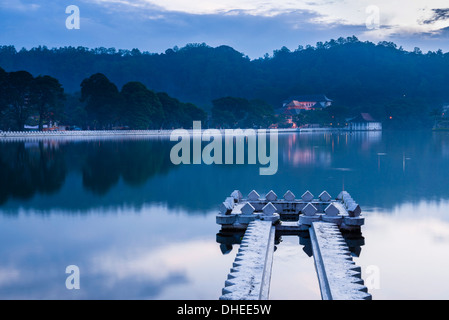 Kandy Lake und den Tempel der Zahntempel (Sri Dalada Maligawa) bei Nacht, Kandy, UNESCO, Central Province, Sri Lanka Stockfoto