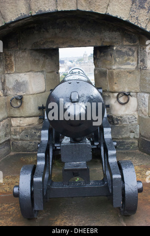 Kanonen auf Edinburgh Castle, ein UNESCO-Welterbe und die Touristenattraktion Nummer eins in Edinburgh, Schottland. Stockfoto