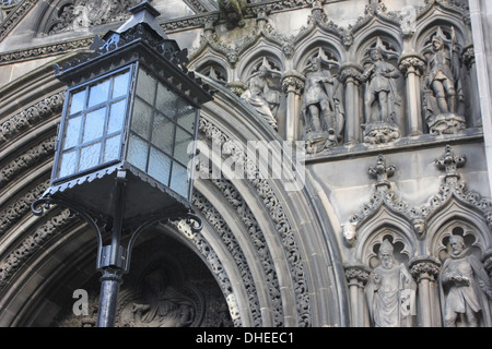 Der Eingang zum St. Giles Cathedral, die historische Stadt Kirche von Edinburgh, Schottland Stockfoto