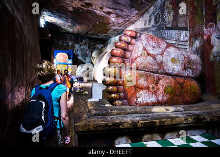 Tourist in Höhle 1 (Höhle des göttlichen Königs), Dambulla Höhlentempel, UNESCO, Dambulla, Central Province, Sri Lanka Stockfoto