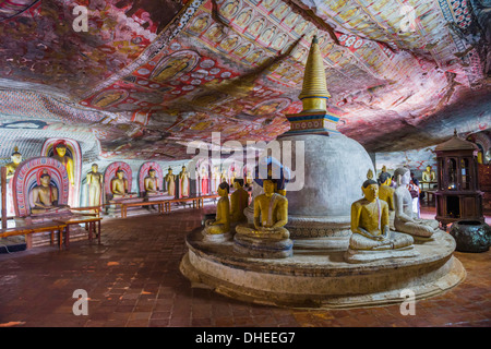 Höhle 2 (Höhle der großen Könige), Dambulla Höhlentempel, UNESCO-Weltkulturerbe, Central Province, Sri Lanka, Asien Stockfoto