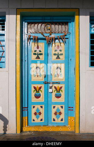 Bunten traditionellen indischen Haustür. Andhra Pradesh, Indien Stockfoto