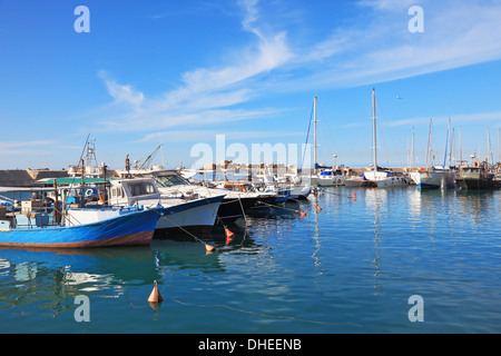 Das weiße Segel am alten Hafen Stockfoto