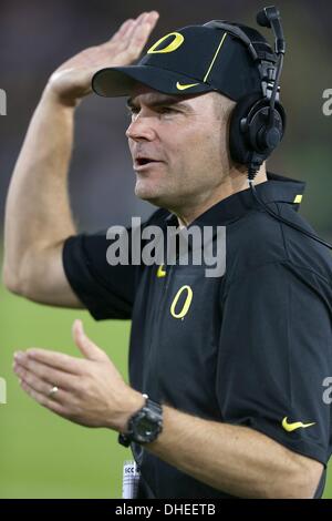 Palo Alto, CA, USA. 7. November 2013. 7. November 2013: Oregon Ducks Trainer Mark Helfrich bei einem 26-20 Pac-12 an der Stanford Kardinal in einem NCAA Football-Spiel in Stanford Stadium in Palo Alto, Kalifornien. © Csm/Alamy Live-Nachrichten Stockfoto