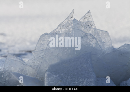 Aufgeblähten Blatt des Eises an einem Fluss Stockfoto