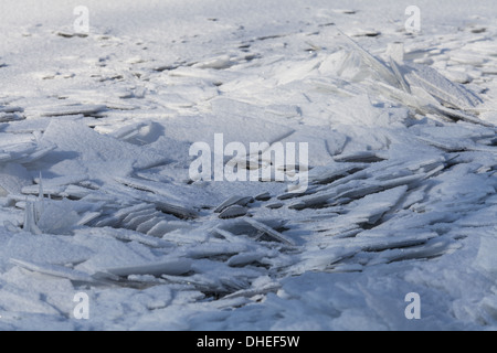 Aufgeblähten Blatt des Eises an einem Fluss Stockfoto