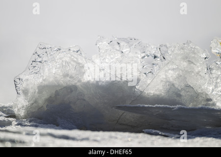 Aufgeblähten Blatt des Eises an einem Fluss Stockfoto