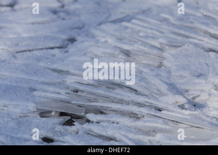 Aufgeblähten Blatt des Eises an einem Fluss Stockfoto