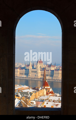 Ungarische Parlament und die Donau auf einer Winter-Nachmittag, Budapest, Ungarn, Europa
