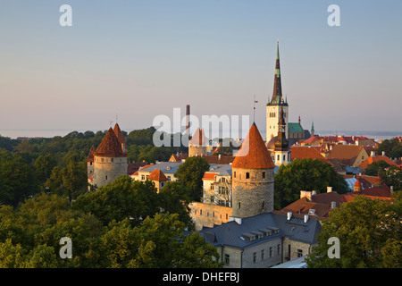 Erhöhten Blick auf die untere Altstadt mit Oleviste Kirche im Hintergrund, UNESCO-Weltkulturerbe, Tallinn, Estland, Europa Stockfoto