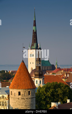 Erhöhten Blick auf die untere Altstadt mit Oleviste Kirche im Hintergrund, UNESCO-Weltkulturerbe, Tallinn, Estland, Europa Stockfoto