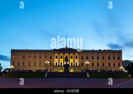 Königspalast in der Abenddämmerung, Oslo, Norwegen, Skandinavien, Europa beleuchtet Stockfoto