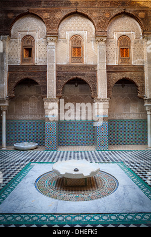 Der reich verzierte Innenraum des Madersa Bou Inania, Fes el-Bali, UNESCO-Weltkulturerbe, Fez, Marokko, Nordafrika, Afrika Stockfoto