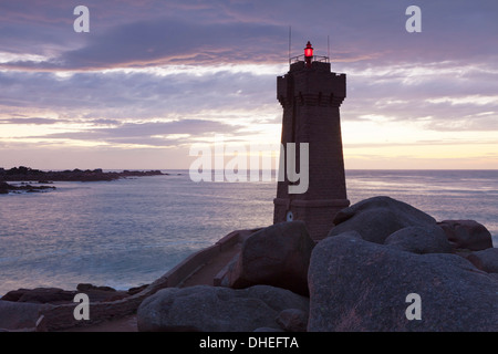 Leuchtturm Meen Ruz, Ploumanach, Cote de Granit Rose, Côtes d ' Armor, Bretagne, Frankreich Stockfoto